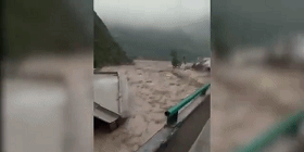 映秀泥石流:最不愿见灾难的地方受灾 四川汶川为何又现泥石流 视频截图 来源:@四川消防
