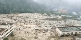 映秀泥石流:最不愿见灾难的地方受灾 四川汶川为何又现泥石流 视频截图 来源:@四川消防