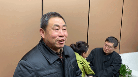 寻子千万里:千里寻子13年终获团圆 背后故事却出人意料(图) 三人团聚后,父亲对武汉公安表示感谢。