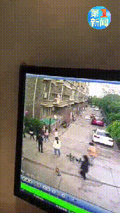 小区骑车发生碰撞 陕西一教师殴打2名未成年人被