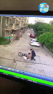 小区骑车发生碰撞 陕西一教师殴打2名未成年人被