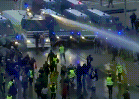 法国警方动用高压水枪驱散“黄背心”示威者。