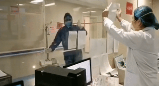 千里之外偶遇“战友” 她隔着玻璃窗举起一张纸