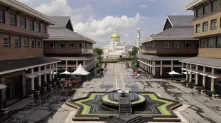 △奥马尔·阿里·赛义夫丁清真寺是文莱的国家地标之一，以第28任文莱苏丹的名字命名。它于1958年建成，修建所用的花岗岩来自中国。（央视记者张怡、黄耀祖拍摄）