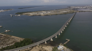 △文莱首座跨海特大桥梁——文莱大摩拉岛大桥由中国港湾承建，长度为5915米，连接首都斯里巴加湾市与邻近的海岛大摩拉岛，今年5月18日竣工。（央视记者张怡、黄耀祖拍摄）