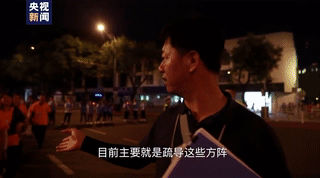 采访麦克风:央视记者正在采访话筒却被带跑了 啥情况?