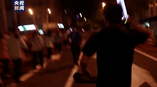 采访麦克风:央视记者正在采访话筒却被带跑了 啥情况?