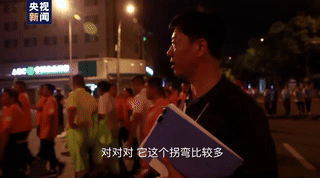 采访麦克风:央视记者正在采访话筒却被带跑了 啥情况?