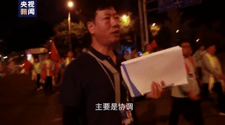 采访麦克风:央视记者正在采访话筒却被带跑了 啥情况?