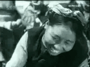 农奴们在土地上订立界桩。动图截取自纪录片《西藏农奴的故事》来源：央视网