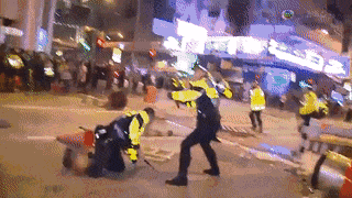 案发时，暴徒对执勤警员施暴（图：港媒）