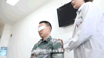 习近平双手拥抱的那个战士 再次登上《新闻联播