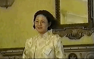 1996年5月，刘欣代表中国大学生首次参加在英国伦敦举办的国际英语演讲比赛。演讲题目为“The Mirror and I”。（《镜子和我》）