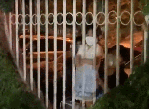 深夜10点的北京采样现场，一位小女孩做起了手语