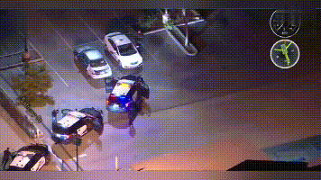  警车持枪逮捕嫌犯画面