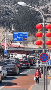  近日有网友爆料香山出现堵车现象