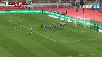 阿科尔·亚当斯头球击中横梁