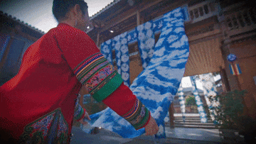  侗族群众在制作蜡染。