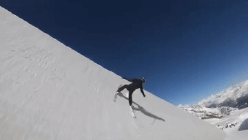 ·谷爱凌在雪场上的英姿。