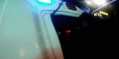 杨某被带上警车。本文图片 嘉兴市公安局秀洲区分局微信公号
