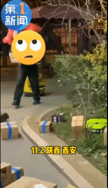 西安一快递员暴摔快递 前前后后摔了多次