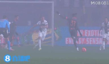 比塞克射门击中横梁