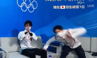 比赛间隙金博洋和羽生贴一起招手 日本网友热评：太喜欢他俩