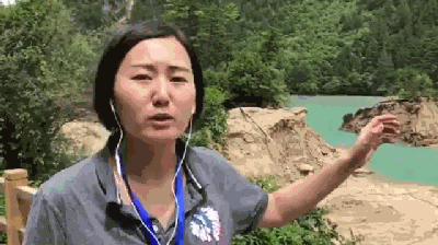 2017年8月，九寨沟地震后，新华社记者宋玉萌第一时间来到九寨沟景区进行报道。