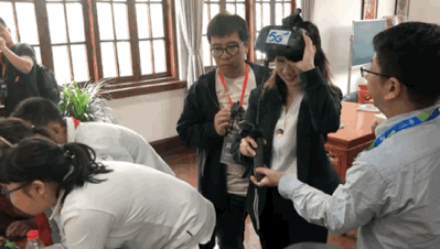 △学校还设有5G远程书法、AR试衣镜等应用。通过5G低时延、大带宽的特性，打造沉浸式VR教学资源平台，让孩子们学得轻松，学得开心，有助于孩子们理解较难的课程知识点，起到了很好的教学辅助作用。