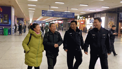 寻子千万里:千里寻子13年终获团圆 背后故事却出人意料(图) 2月22日凌晨0点31分,武昌分局两位警官将父母接回武昌分局。