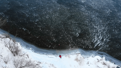 东北冬天咋送快递 快递小哥改装玩具车冰上送急