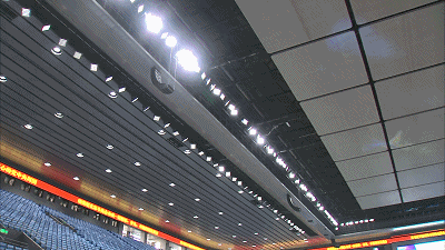 △首都体育馆采用最新的声光电技术，打造“最美的冰”。在场地四角分别布设激光投影仪，将绚丽灯光投影至场馆顶部巨型屏幕。当花滑运动员在冰面舞动时，仿佛置身梦境。