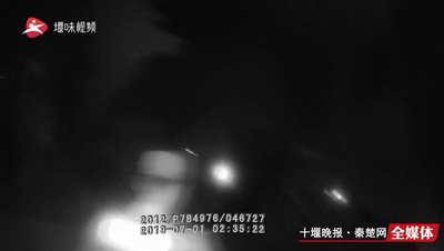  民警四处搜寻可疑人员