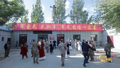  ↑军民团结一家亲