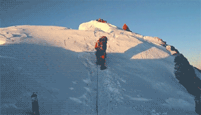 登顶珠峰的过程中，刘昊时刻面临着缺氧、雪崩和滚石等各种危险。