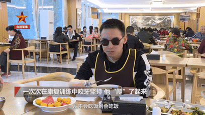习近平双手拥抱的那个战士 再次登上《新闻联播