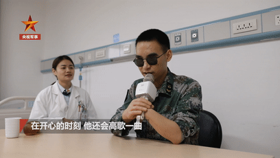 习近平双手拥抱的那个战士 再次登上《新闻联播