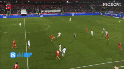 小伊布射门偏出