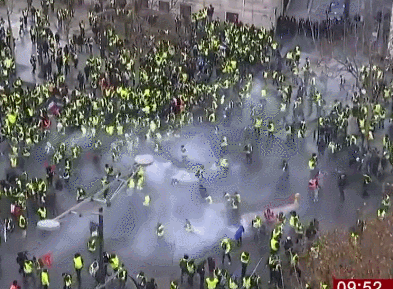  警方驱散“黄背心” &nbsp;BBC截图