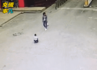 熊孩子3分钟横穿马路13次 悲剧发生了