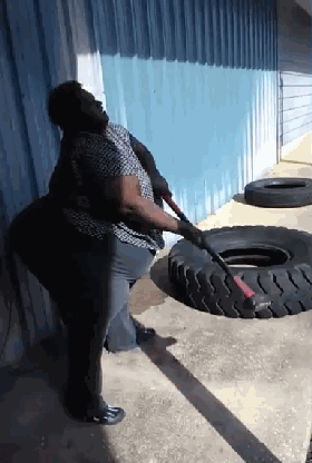 瑞德抡起大锤砸轮胎，这是她每天锻炼的一部分。（图源：视频截图）