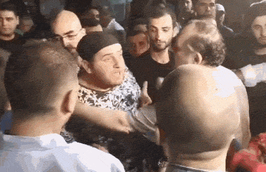 抗议者与工作人员发生争吵 视频截图:俄罗斯卫星社