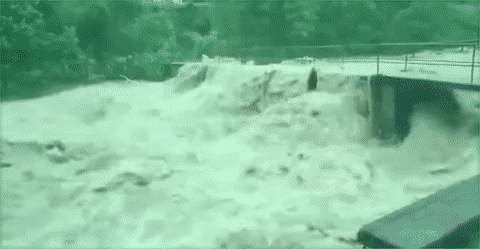 △浙江衢州市衢江区举村乡翁源村村口河段水位暴涨，淹没村口小桥。