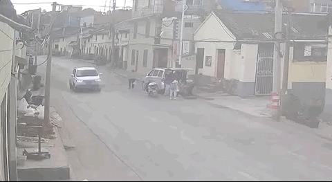 太可怕!3岁女孩10次横穿马路不幸被撞 监控画面