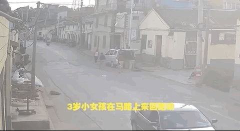 太可怕!3岁女孩10次横穿马路不幸被撞 监控画面