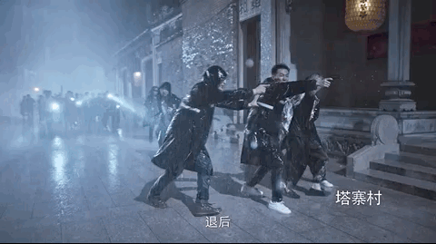 广东“教父”震撼内幕:3000警力开进他的地下王国 ▲ 村民团团围住缉警察