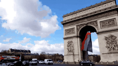 △凯旋门是拿破仑为庆祝1805年奥斯特里茨战争胜利而建，高49.54米，宽44.82米，厚22.21米。（央视记者郭晓龙拍摄）