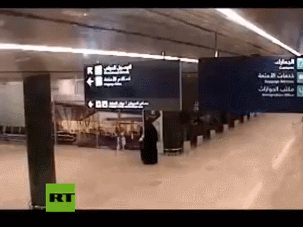 阿布哈国际机场监控录像拍摄到了该机场被无人机轰炸的画面 图源：RT