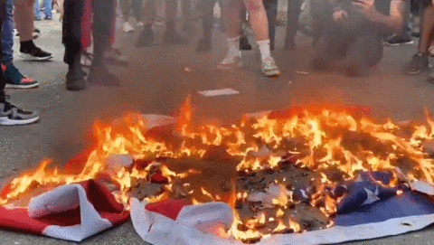 美国抗议者齐聚白宫外焚烧国旗 图源：路透社