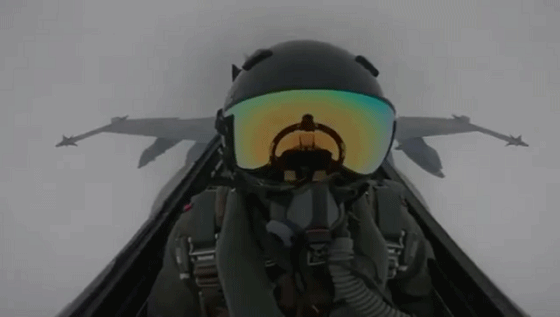 闪电击中F/A-18大黄蜂战斗机 图源：今日俄罗斯